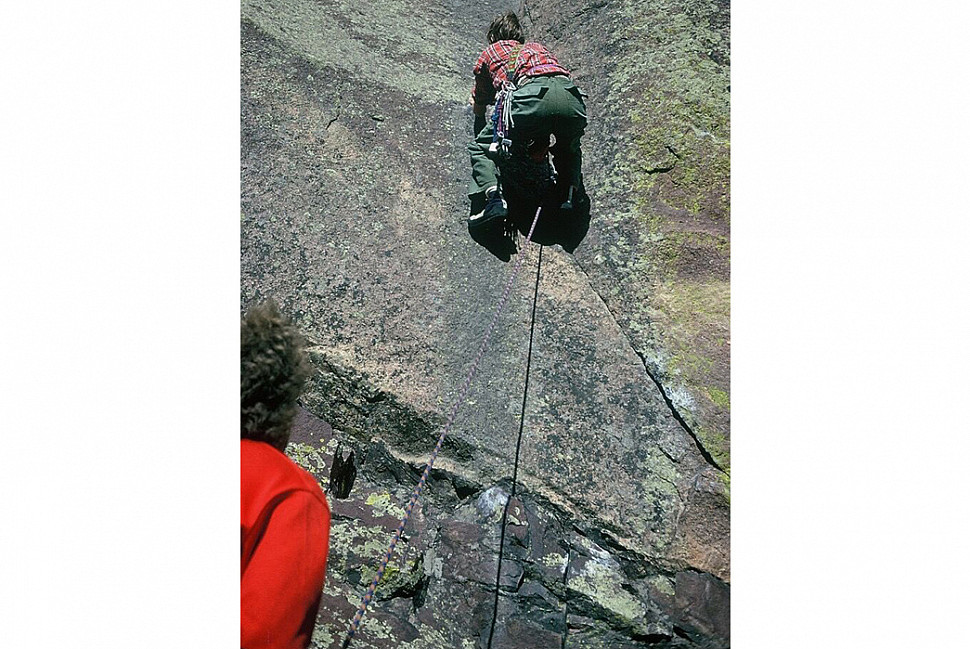 Альпинист Гэри Холл в 1974 году на спортивной тренировке в брюках OG 107. Изображение с Super Topo. Альпинист Гэри Холл в 1974 году на спортивной тренировке в брюках OG 107. Изображение с Super Topo.