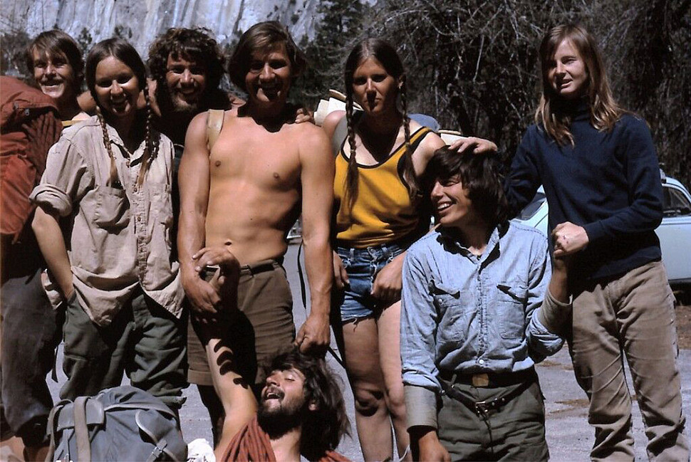 Группа скалолазов в 1972 году. Девушка слева одета в пару OG-107. Изображение с Super Topo