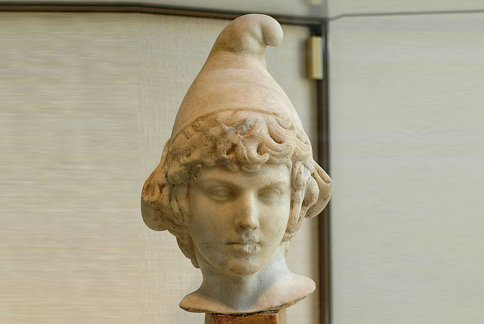 Римский бюст во фригийской кепке. Изображение с Википедии.