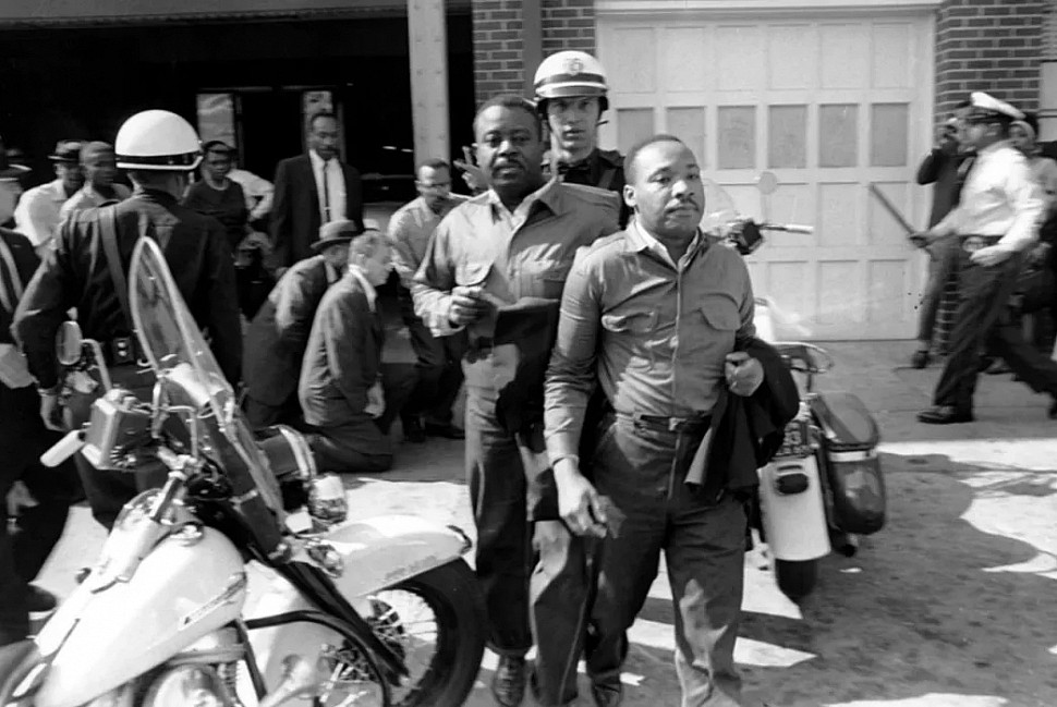 Кинг и его коллега-активист преподобный Ральф Абернати были арестованы в джинсовой одежде и рабочих рубашках в Бирмингеме, штат Алабама, в 1963 году.