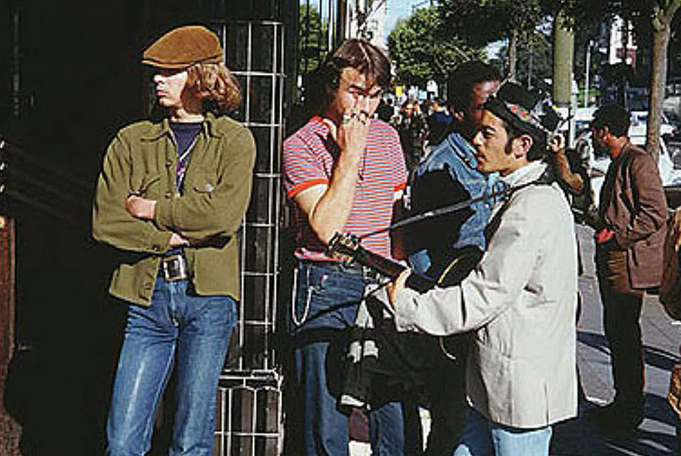 Одетые в рабочую одежду хиппи на “Лете любви” в Сан-Франциско в 1967 году. Изображение с архива города Сан-Франциско.