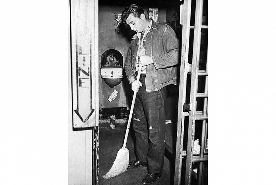 Роберт Митчум в своей камере и его джинсовая одежда. Изображение с Pinterest.