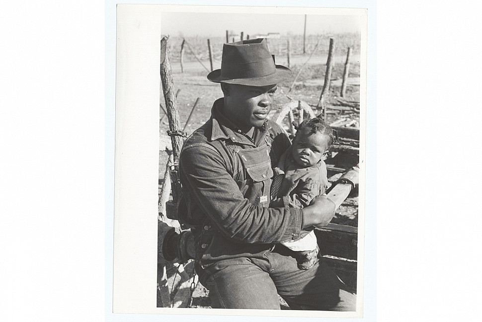 Американский рабочий с ребенком в джинсовом комбинезоне. Изображение с Pinterest Американский рабочий с ребенком в джинсовом комбинезоне. Изображение с Pinterest