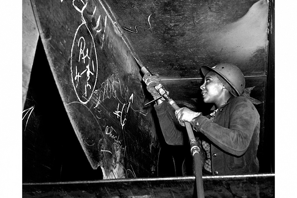 Женщина на авиационном заводе, ВОВ. Изображение с Khan Academy. Женщина на авиационном заводе, ВОВ. Изображение с Khan Academy.