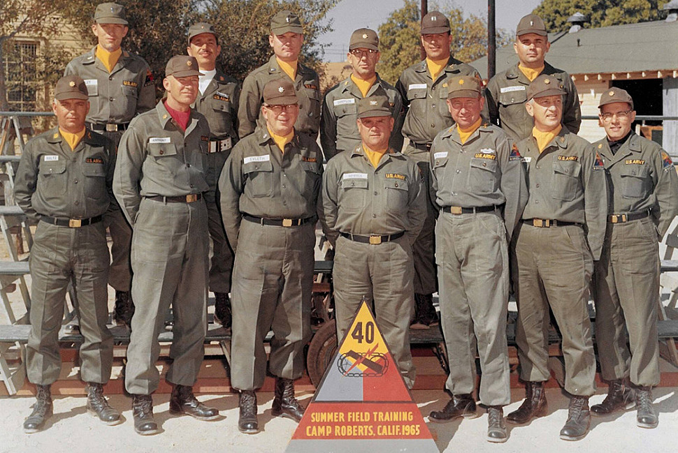 Наутюженные и накрахмаленные брюки OG-107 в Кэмп Робертс, Калифорния, 1965. Изображение из Калифорнийского военного исторического департамента.