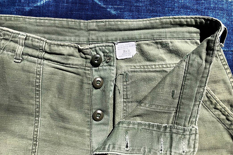 Брюки OG-107, выпущенные после 1964 года, с точными размерами и без регулировочных петель. Изображение из Калифорнийского военного исторического департамента. Брюки OG-107, выпущенные после 1964 года, с точными размерами и без регулировочных петель. Изображение из Калифорнийского военного исторического департамента.