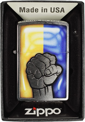 Зажигалка Zippo с украинским флагом Zippo Lighter Raised Fist and Ukraine Flag Brushed Chrome, фото